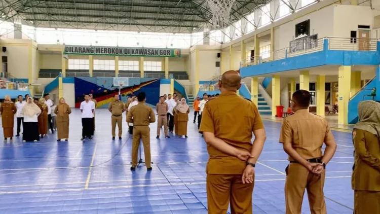 Kadispora Kota Solok, Nurzal Gustim memimpin apel bersama pegawai di GOR Alimin Sinapa.(Ist)