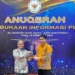 Direktur Perumda Pincuran Gadang Kota Solok. Rabbiluski menerima penghargaan dari KI Sumbar.(Ist)
