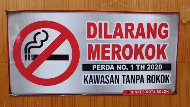Stiker Kawasan Tanpa Rokok Dinkes Kota Solok.(Ist)