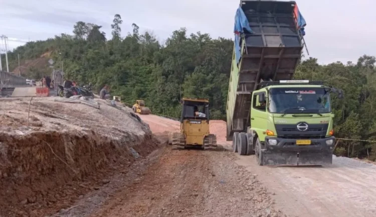 Perbaikan jalan dan pembangunan trase baru di ruas jalan Riau-Sumbar