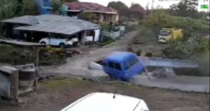 Detik-detik Mengerikan Mobil Hilang Kendali di Depan Kantor Wali Nagari Lasi Agam