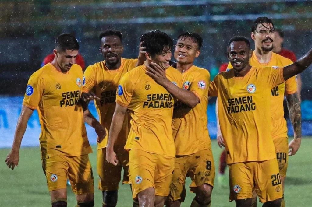 Selebrasi pemain Semen Padang FC, Ryohei Michibuchi usai membobol gawang Madura United