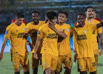 Selebrasi pemain Semen Padang FC, Ryohei Michibuchi usai membobol gawang Madura United