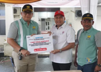 Dukung Program Sanitasi Kota Padang, PT Semen Padang Bantu Toilet Portable