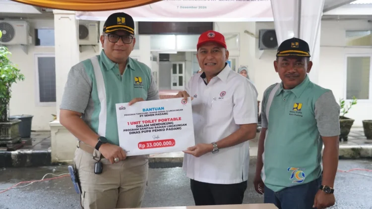 Dukung Program Sanitasi Kota Padang, PT Semen Padang Bantu Toilet Portable