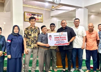 Andre Rosiade Bantu Rehab Kubah Masjid dan Bagi Ratusan Paket Sembako di Lubeg Padang