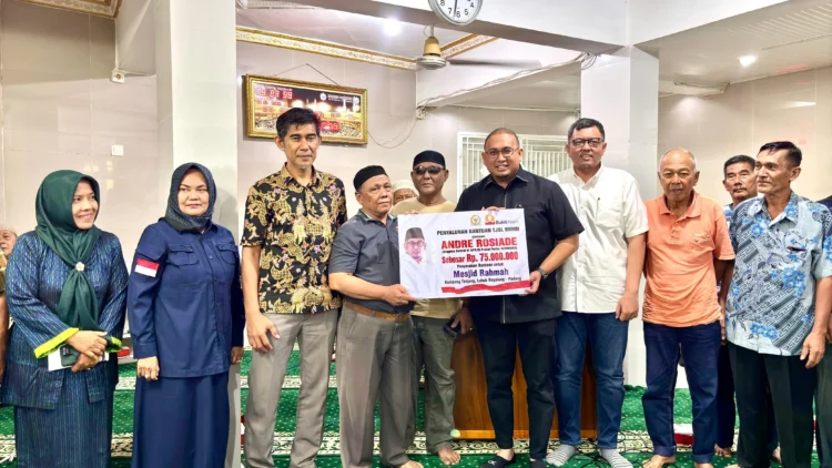 Andre Rosiade Bantu Rehab Kubah Masjid dan Bagi Ratusan Paket Sembako di Lubeg Padang