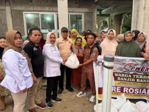 Terima Bantuan Sembako, Warga Korban Banjir Pasbar: Terima Kasih Andre Rosiade