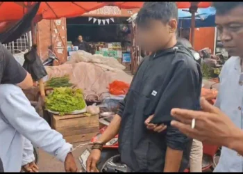 Diborgol, kedua terduga pelaku Curanmor digelandang tim gabungan Polres Solok Arosuka.(Ist)