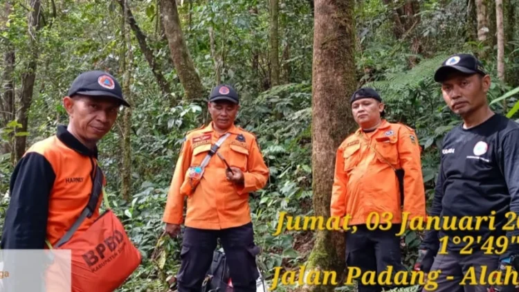 Tim Reaksi Cepat BPBD Kabupaten Solok melakukan penyisiran untuk mencari keberadaan survivor.(Ist)