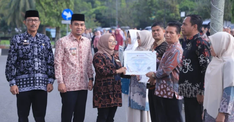 Kadisdik Kota Solok, Irsyad menerima penghargaan dari Ombudsman RI.(Ist)