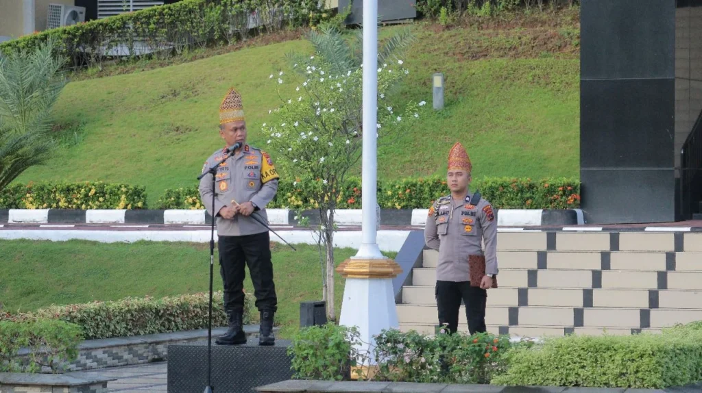 Kapolda Sumbar, Irjen Pol Gatot Tri Suryanta saat memimpin apel di Mapolda Sumbar