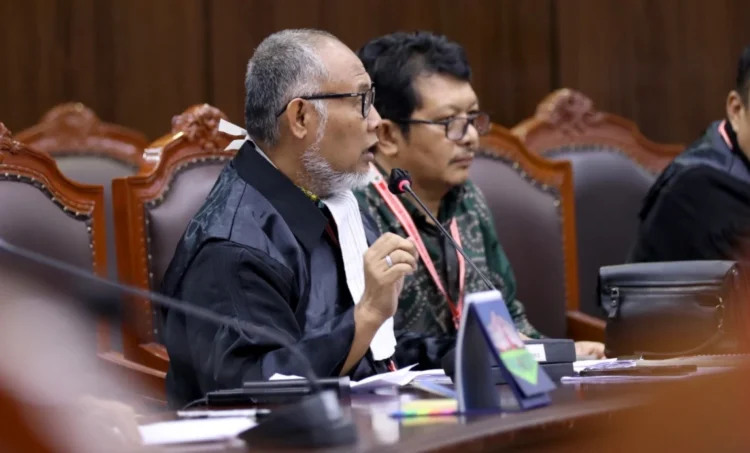 Kuasa hukum paslon Hendri Septa dan Hidayat, Bambang Widjojanto saat sidang di Mahkamah Konstitusi