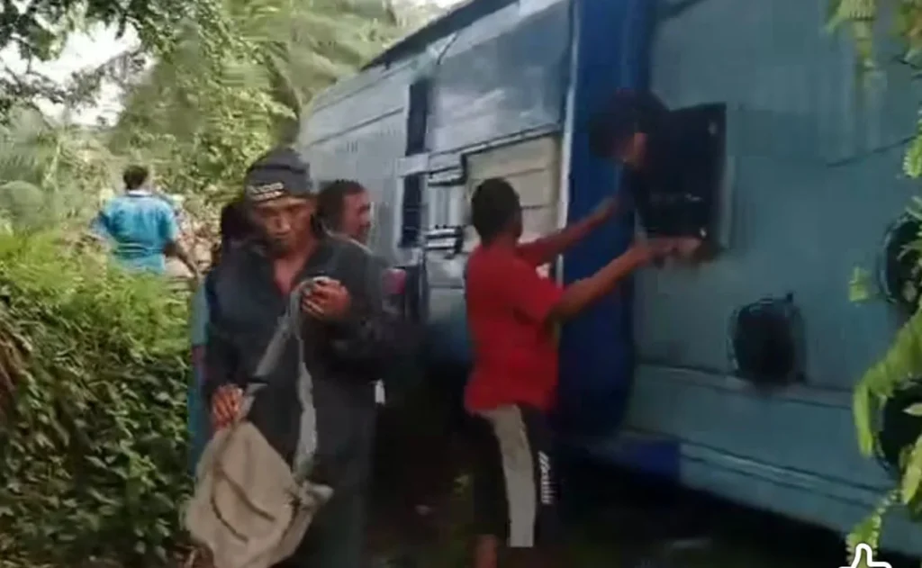 Warga mengevakuasi korban kecelakaan bus ANS di kawasan Tebo, Jambi dari atap bus