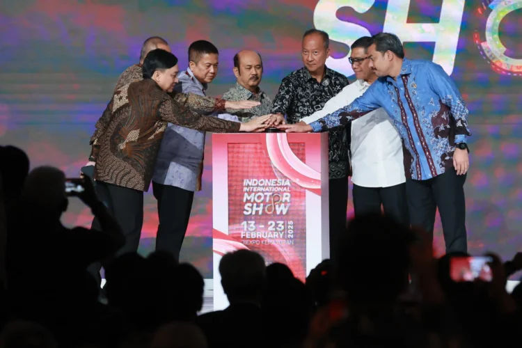 Gelaran Indonesia International Motor Show (IIMS) 2025 resmi dibuka pada Kamis, (13/2) oleh Menteri Perindustrian, Agus Gumiwang Kartasasmita (ketiga dari kanan) didampingi Menteri Usaha Mikro, Kecil, dan Menengah, Maman Abdurrahman (kanan), Menteri Perencanaan Pembangunan Nasional, Rachmat Pambudy (tengah), Kepala Staf Kepresidenan AM Putranto (kedua dari kanan), Staf Khusus Presiden Bidang Ekonomi Kreatif, Yovie Widianto (kiri), CEO Kompas Gramedia, Lilik Oetama (kedua dari kiri), dan Presiden Direktur Dyandra Promosindo, Daswar Marpaung (ketiga dari kiri).