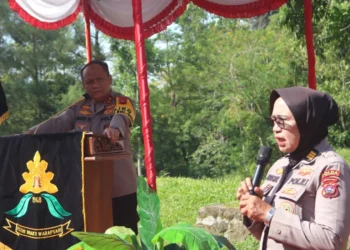 AKP Herlina ketika menjelaskan alasannya mau menerima tawaran menjadi Kapolsek di Mentawai dari Kapolda Sumbar