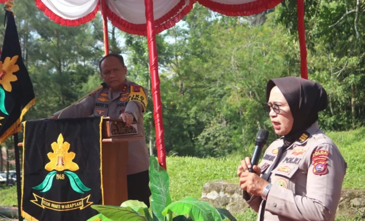 AKP Herlina ketika menjelaskan alasannya mau menerima tawaran menjadi Kapolsek di Mentawai dari Kapolda Sumbar