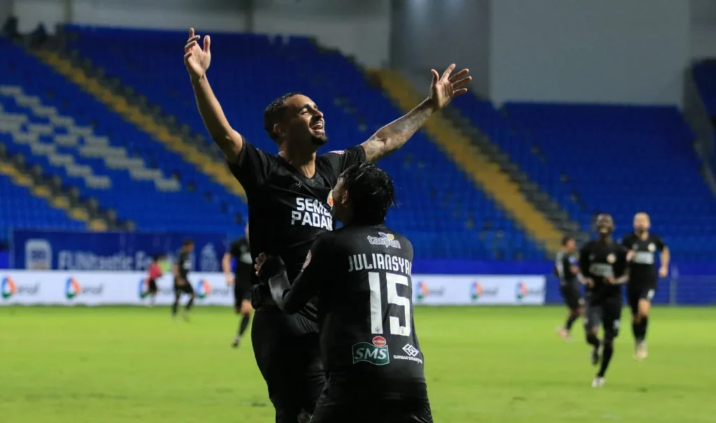 Bruno Gomes berselebrasi usai menceteka gol ke gawang Borneo FC