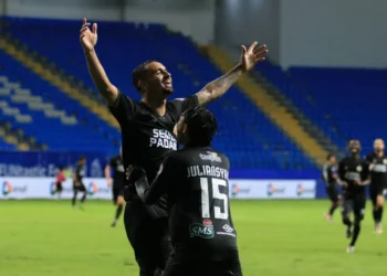 Bruno Gomes berselebrasi usai menceteka gol ke gawang Borneo FC