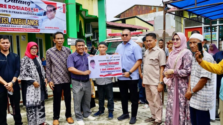 Andre Rosiade Serahkan Ambulans untuk Yayasan Sumbar Rakyat Madani di Padang