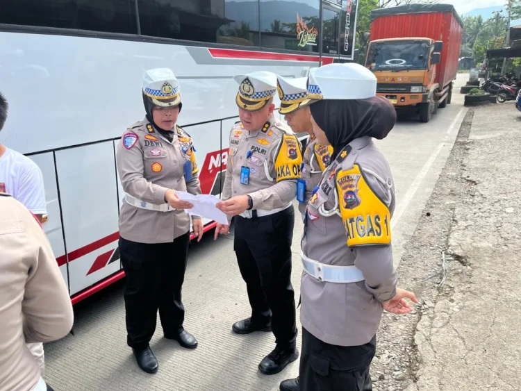 Kasubdit Gakkum Ditlantas Polda Sumbar, AKBP. Dewi Suryani saat mengecek  dokumen Truk ODOL yang Terjaring Ops Keselamatan