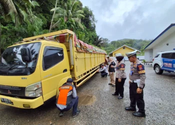 Ditlantas Polda Sumbar saat Operasi Truk Odol di Lintas Sumatera Kiliran Jao