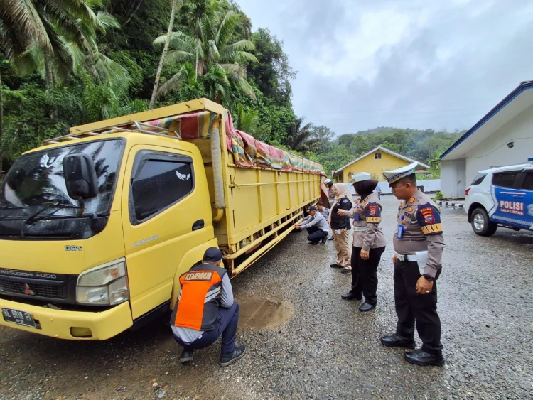 Ditlantas Polda Sumbar saat Operasi Truk Odol di Lintas Sumatera Kiliran Jao