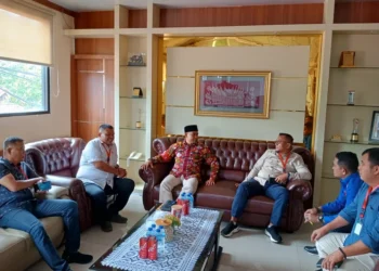 Fraksi Demokrat DPRD Pessel saat melangsung diskusi bersama Kepala BSPJI Padang