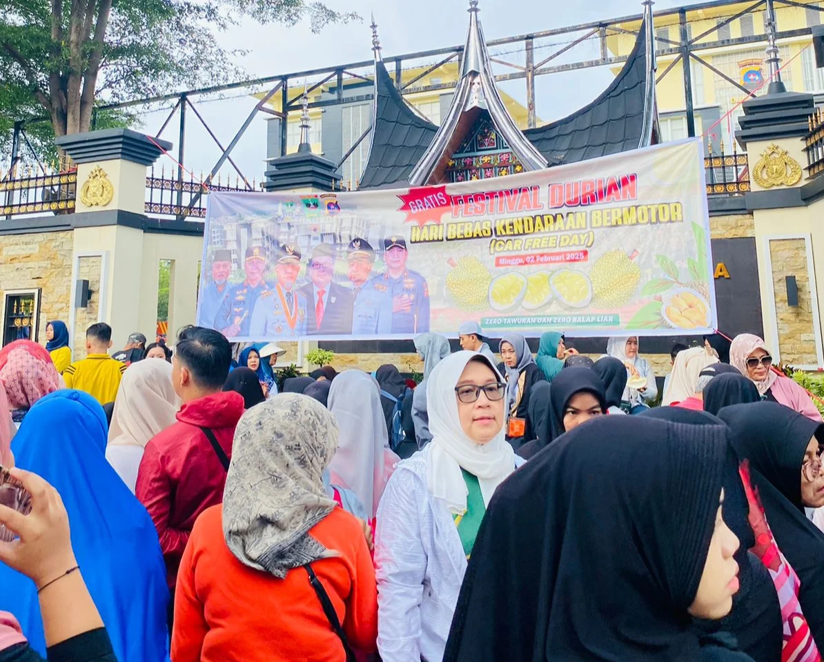 Durian Gratis di Car Free Day di Jalan Jenderal Sudirman Padang Diburu Pengunjung