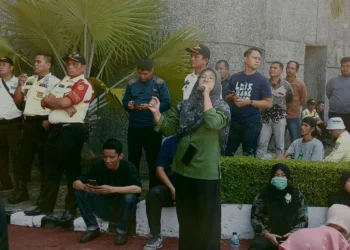 Koordinator Aksi Orasi di Depan Gedung Rektorat Unand