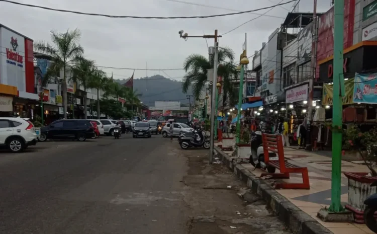 Jalan Permindo Padang tanpa PKL yang berjualan di pinggir jalan