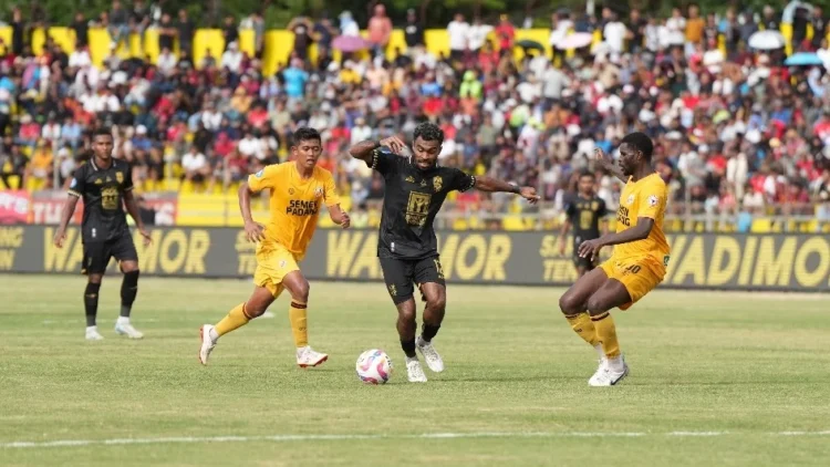 Laga Malut United vs Semen Padang FC di Stadion H Agus Salim