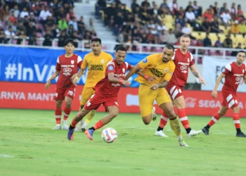 Laga Semen Padang FC melawan Persis Solo di Stadion Manahan Solo