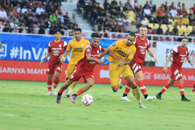 Laga Semen Padang FC melawan Persis Solo di Stadion Manahan Solo