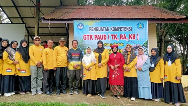 Outbond penguatan kompetensi tenaga pendidik PAUD se-Kota Solok di Taman Pramuka Ampang Kualo.(Ist)