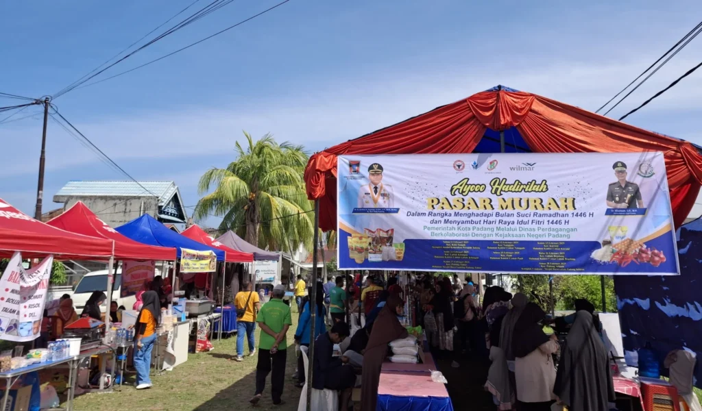 Pasar murah di salah satu kecamatan di Padang