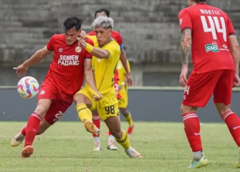 Pemain Semen Padang FC ketika menjamu Barito Putera di Stadion Utama Sumbar pada laga putaran pertama Liga 1