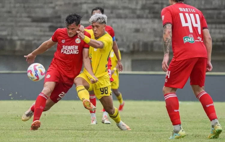 Pemain Semen Padang FC ketika menjamu Barito Putera di Stadion Utama Sumbar pada laga putaran pertama Liga 1