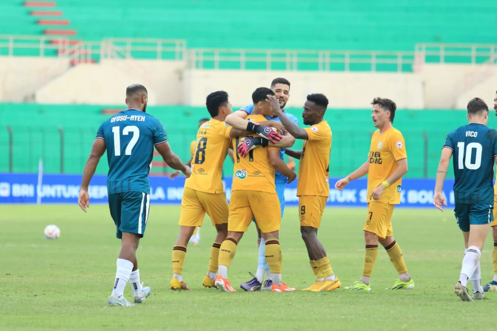 Pemain Semen Padang FC menggunakan jersey kuning saat melawan PSS Sleman