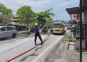 Pembersihan debu yang menutupi ruas jalan Bypass Padang-Indarung