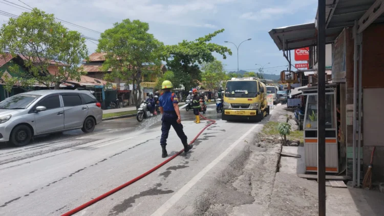 Pembersihan debu yang menutupi ruas jalan Bypass Padang-Indarung