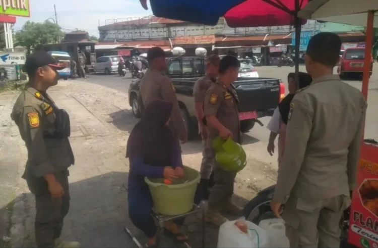 Petugas Satpol PP Padang menertibkan PKL yang berjualan di trotoar