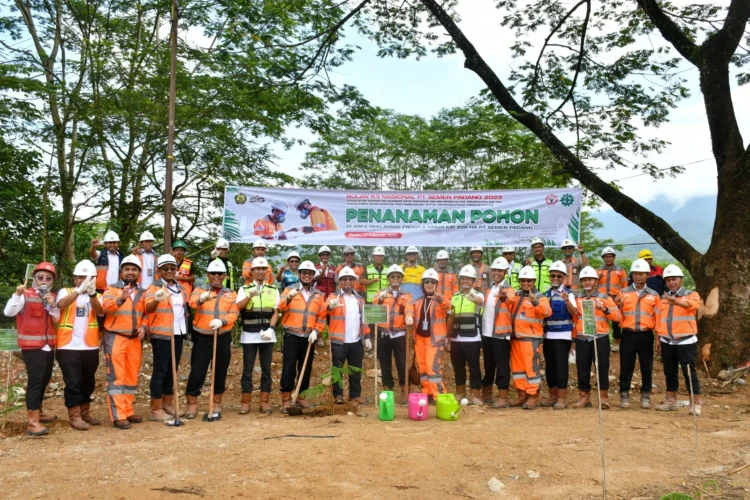 Tanam 205 Pohon Sengon di Bekas Tambang, PT Semen Padang Implementasikan Ekonomi Hijau untuk Dukung Asta Cita Pemerintah RI