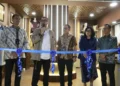 Staff Khusus Menteri Badan Usaha Milik Negara (BUMN), Arya Sinulingga (kedua dari kiri) saat membuka acara Peresmian Power UMK Hub di PLN Kantor Pusat, Jakarta Selatan (21/2) bersama Tenaga Ahli Bidang Komunikasi Internal Kementerian BUMN, Dian Safitri (kedua dari kanan), Sekretaris Perusahaan PLN, Alois Wisnuhardana (ketiga dari kanan), Executive Vice President Komunikasi Korporat dan TJSL, Gregorius Adi Trianto (kiri), General Manager PLN Unit Induk Distribusi (UID) Jakarta Raya, Lasiran (kanan).