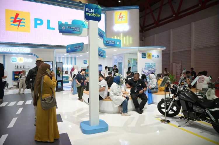 Suasana booth PLN pada gelaran Indonesia International Motor Show (IIMS) 2025 di JIEXPO Kemayoran, Jakarta.