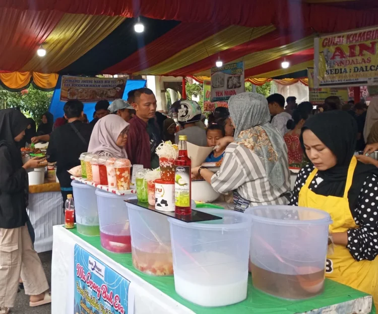 Suasana Pasa Pabukoan di Lapangan Taman Imam Bonjol Padang