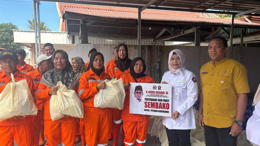 Sambut Lebaran, Andre Rosiade Bagikan Ribuan Paket Sembako untuk Padukan Orange Padang dan Pariaman