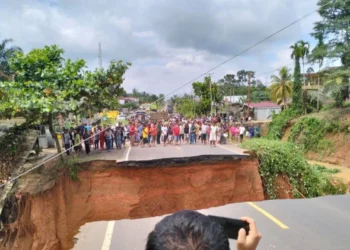 Jalan yang terban di kawasan Bungo, Jambi