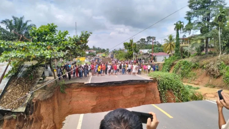 Jalan yang terban di kawasan Bungo, Jambi