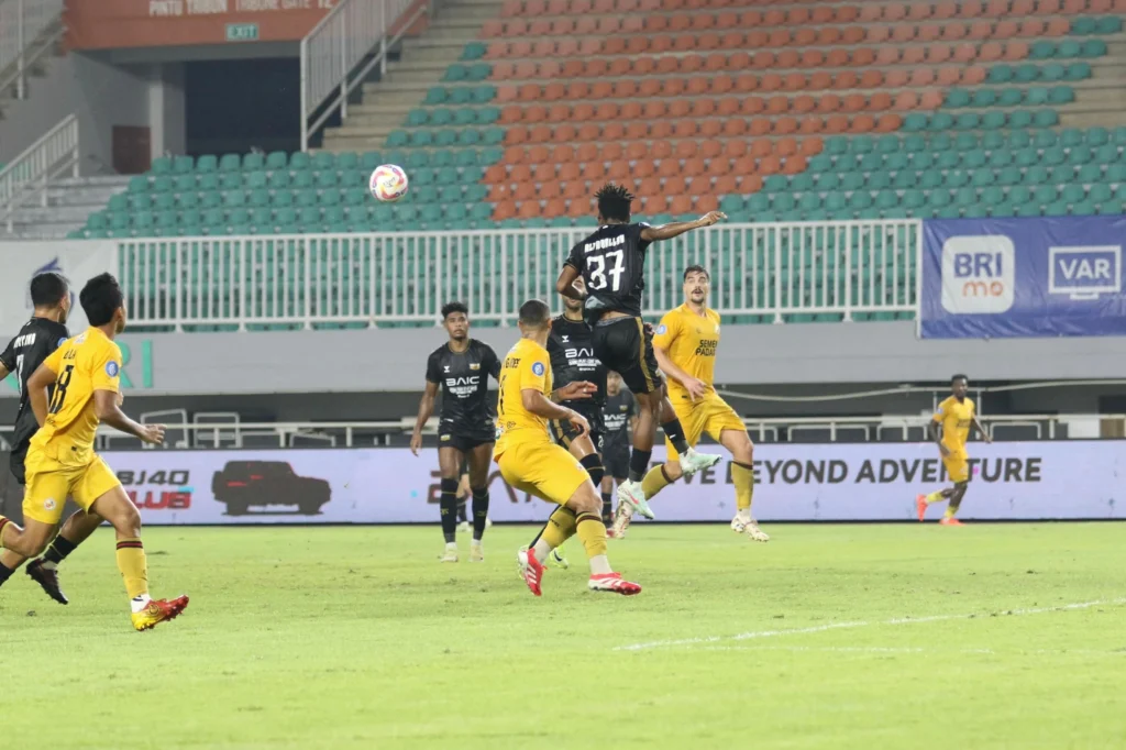 Laga Semen Padang FC melawa Dewa United di Stadion Pakansari Bogor